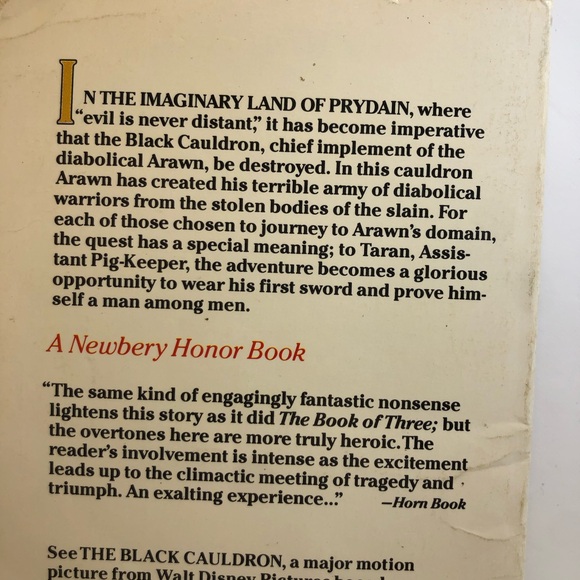 The Black Cauldron- Walt Disney- 1985 Vintage Paperback Book Movie tie in - Picture 3 of 9